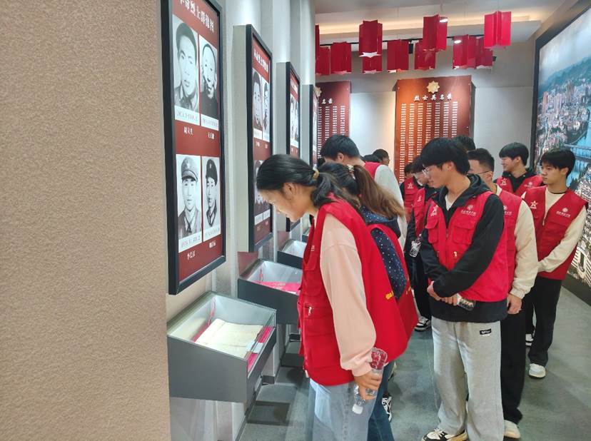 一群人站在一起 AI 生成的内容可能不正确。